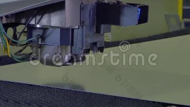 在工业数控机床上加工<strong>金属薄板</strong>的切削孔冲压。